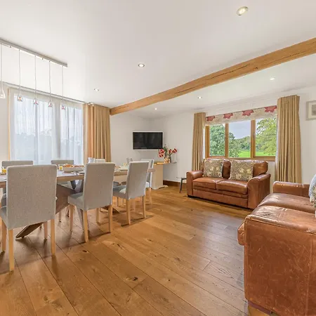 Lambhowe Lodge, District Luxury Hideaway بيت للعطل Bowland Bridge